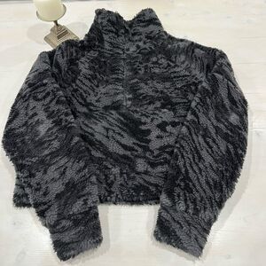 LULULEMON fleece funnel neck Sherpa black
Animal print 3/4 zip jacket XS‎